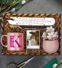 eJOYA Kişiye Özel Kupa & Pembe Papatyalar & Tütsü Takımı & Fotoğraflık Hediye Kutusu 111902