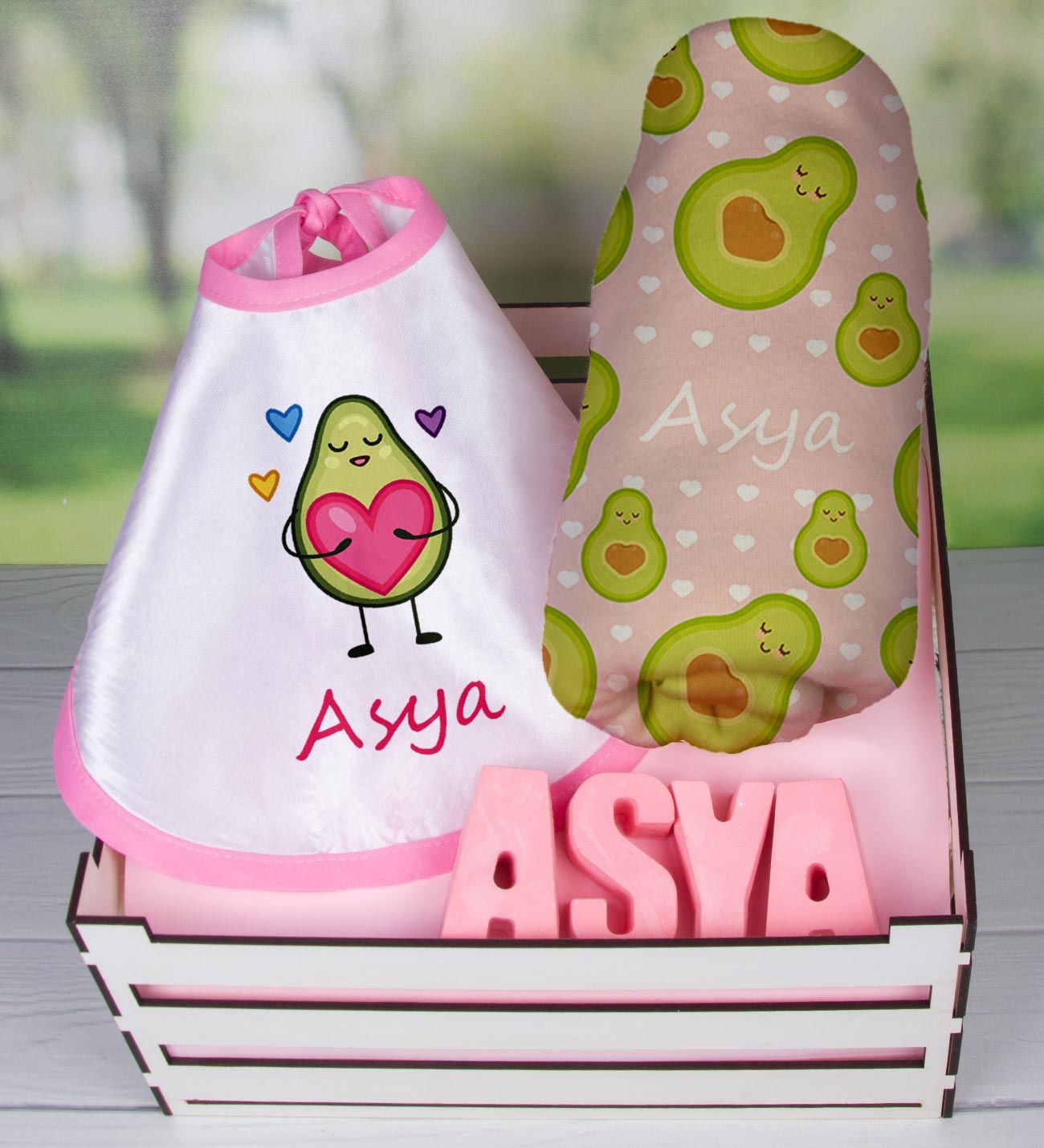 eJOYA Ahşap Sandıkta Kişiye Özel Önlük Battaniye Ve Taş İsimlik Bebek Hediye Seti 109709