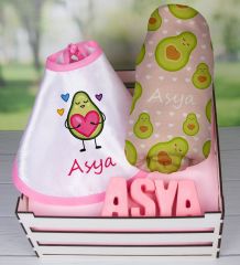eJOYA Ahşap Sandıkta Kişiye Özel Önlük Battaniye Ve Taş İsimlik Bebek Hediye Seti 109709