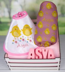 eJOYA Ahşap Sandıkta Kişiye Özel Önlük Battaniye Ve Taş İsimlik Bebek Hediye Seti 109717