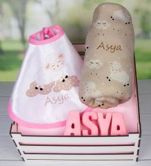 eJOYA Ahşap Sandıkta Kişiye Özel Önlük Battaniye Ve Taş İsimlik Bebek Hediye Seti 109719