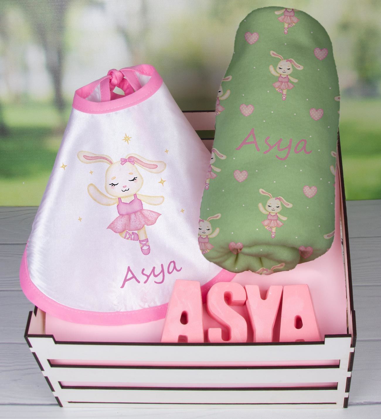 eJOYA Ahşap Sandıkta Kişiye Özel Önlük Battaniye Ve Taş İsimlik Bebek Hediye Seti 109724