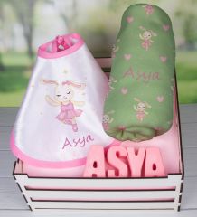 eJOYA Ahşap Sandıkta Kişiye Özel Önlük Battaniye Ve Taş İsimlik Bebek Hediye Seti 109724