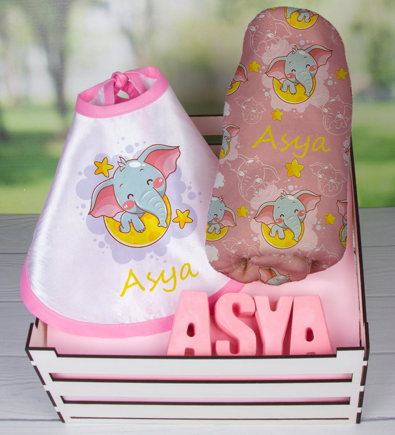 eJOYA Ahşap Sandıkta Kişiye Özel Önlük Battaniye Ve Taş İsimlik Bebek Hediye Seti 109726