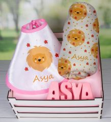 eJOYA Ahşap Sandıkta Kişiye Özel Önlük Battaniye Ve Taş İsimlik Bebek Hediye Seti 109732