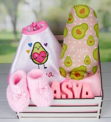 eJOYA Ahşap Sandıkta Kişiye Özel Önlük Battaniye Taş İsimlik Ve Patik Bebek Hediye Seti 109733