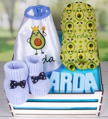 eJOYA Ahşap Sandıkta Kişiye Özel Önlük Battaniye Taş İsimlik Ve Patik Bebek Hediye Seti 109734