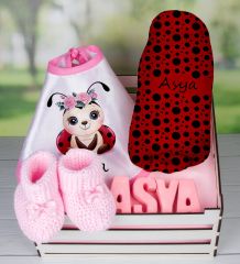 eJOYA Ahşap Sandıkta Kişiye Özel Önlük Battaniye Taş İsimlik Ve Patik Bebek Hediye Seti 109736