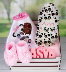 eJOYA Ahşap Sandıkta Kişiye Özel Önlük Battaniye Taş İsimlik Ve Patik Bebek Hediye Seti 109739