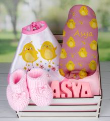 eJOYA Ahşap Sandıkta Kişiye Özel Önlük Battaniye Taş İsimlik Ve Patik Bebek Hediye Seti 109741