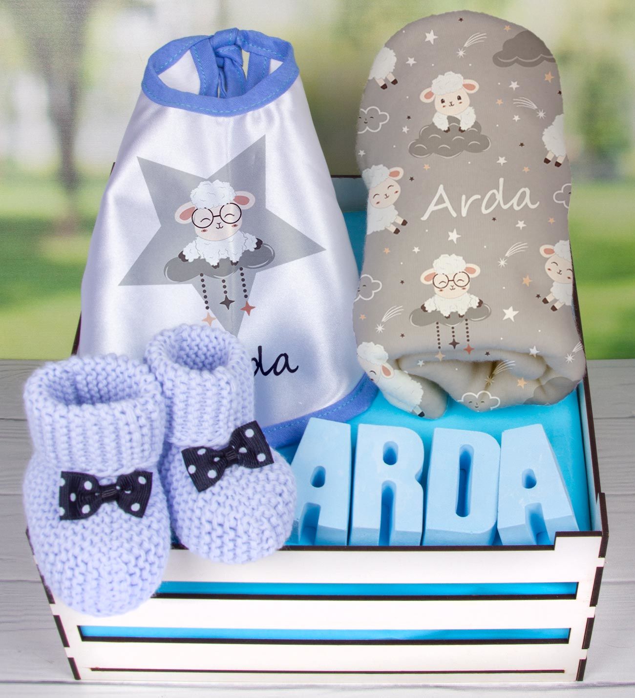 eJOYA Ahşap Sandıkta Kişiye Özel Önlük Battaniye Taş İsimlik Ve Patik Bebek Hediye Seti 109744