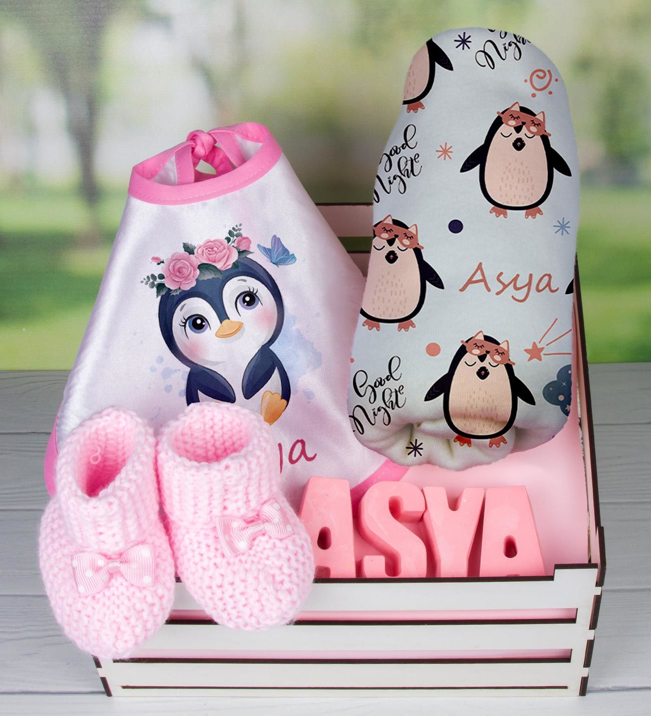 eJOYA Ahşap Sandıkta Kişiye Özel Önlük Battaniye Taş İsimlik Ve Patik Bebek Hediye Seti 109746