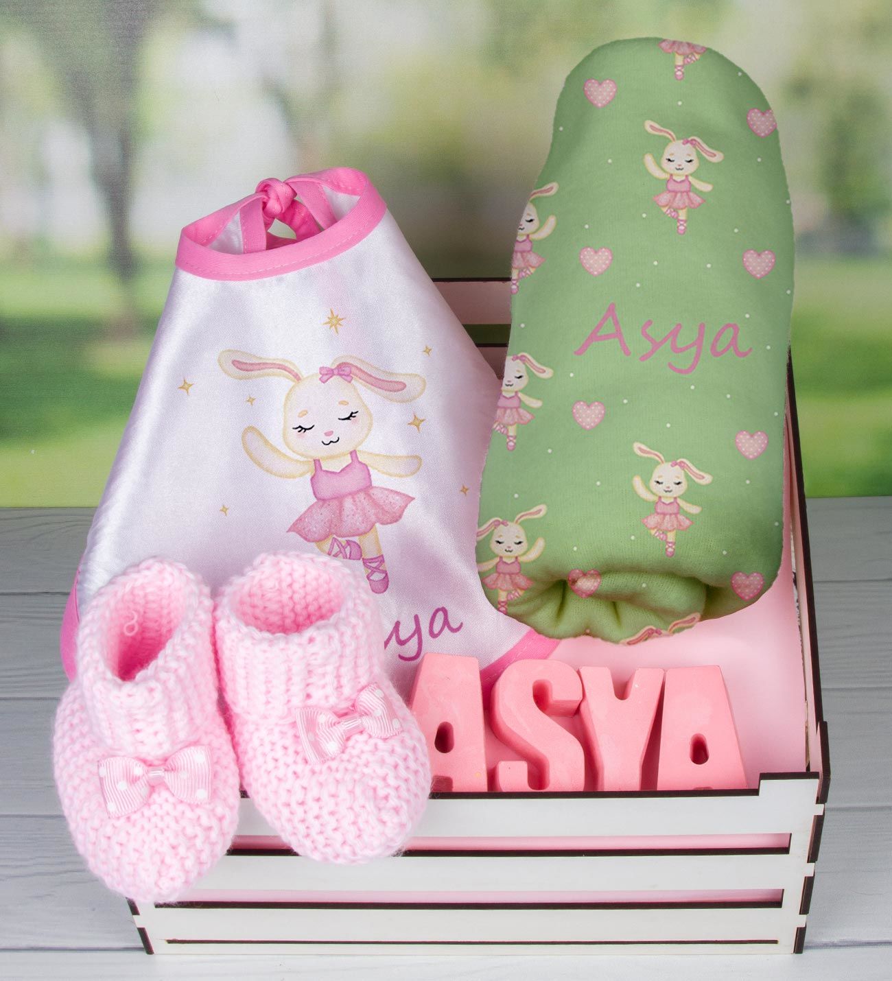 eJOYA Ahşap Sandıkta Kişiye Özel Önlük Battaniye Taş İsimlik Ve Patik Bebek Hediye Seti 109748