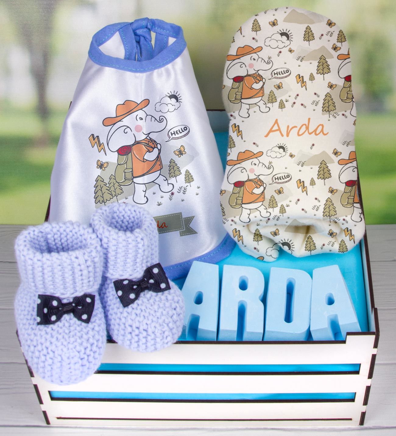 eJOYA Ahşap Sandıkta Kişiye Özel Önlük Battaniye Taş İsimlik Ve Patik Bebek Hediye Seti 109749