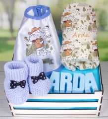 eJOYA Ahşap Sandıkta Kişiye Özel Önlük Battaniye Taş İsimlik Ve Patik Bebek Hediye Seti 109749