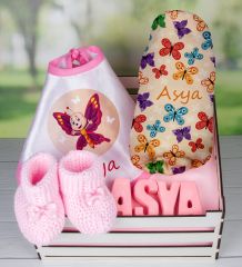 eJOYA Ahşap Sandıkta Kişiye Özel Önlük Battaniye Taş İsimlik Ve Patik Bebek Hediye Seti 109751