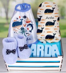 eJOYA Ahşap Sandıkta Kişiye Özel Önlük Battaniye Taş İsimlik Ve Patik Bebek Hediye Seti 109752