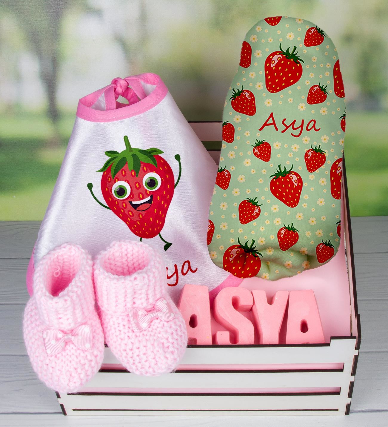 eJOYA Ahşap Sandıkta Kişiye Özel Önlük Battaniye Taş İsimlik Ve Patik Bebek Hediye Seti 109753