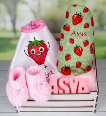eJOYA Ahşap Sandıkta Kişiye Özel Önlük Battaniye Taş İsimlik Ve Patik Bebek Hediye Seti 109753