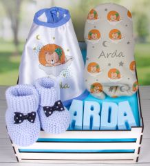 eJOYA Ahşap Sandıkta Kişiye Özel Önlük Battaniye Taş İsimlik Ve Patik Bebek Hediye Seti 109755