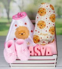 eJOYA Ahşap Sandıkta Kişiye Özel Önlük Battaniye Taş İsimlik Ve Patik Bebek Hediye Seti 109756