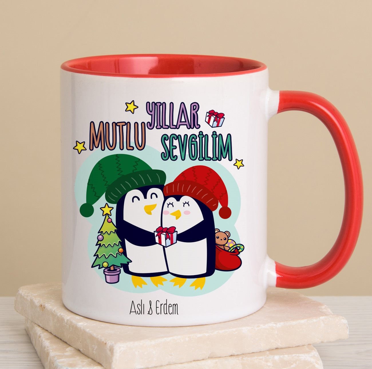 eJOYA Kişiye Özel Yeni Yıl Temalı Sevgili Penguenler Kırmızı Kulplu Kupa Bardak 80236