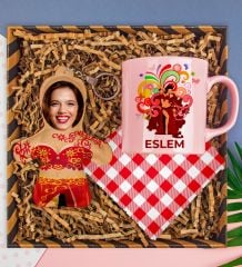 eJOYA Kişiye Özel Kupa & Bardak Altlığı & Fotoğraflı Peluş Anahtarlık Hediye Kutusu 112850