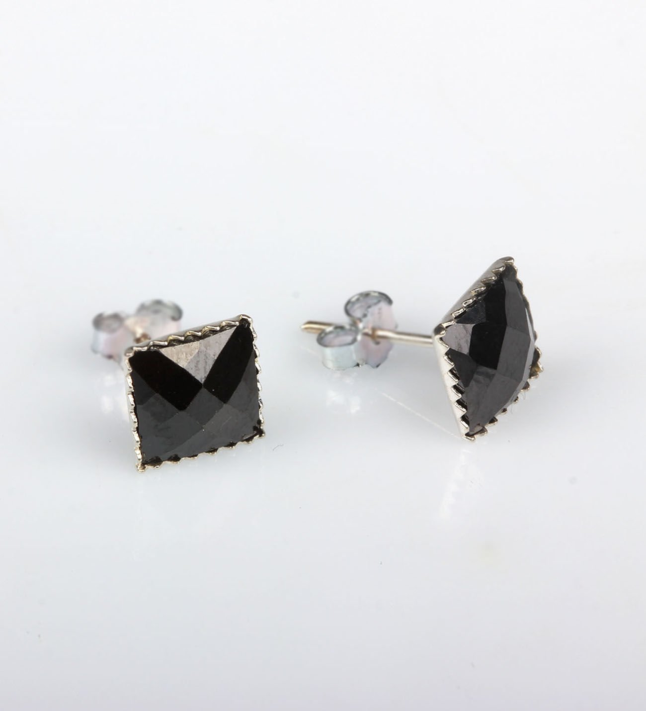eJOYA 8x8 mm Siyah Zirkon Taşlı Küpe 83842