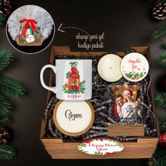 eJOYA Yeni Yıla Özel Kupa & Bardak Altlığı & Kişiye Özel Fotoğraflı Akrilik Çerçeve & Mum & Ahşap Hediye Sepeti 114459