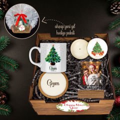 eJOYA Yeni Yıla Özel Kupa & Bardak Altlığı & Kişiye Özel Fotoğraflı Akrilik Çerçeve & Mum & Ahşap Hediye Sepeti 114460
