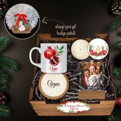 eJOYA Yeni Yıla Özel Kupa & Bardak Altlığı & Kişiye Özel Fotoğraflı Akrilik Çerçeve & Mum & Ahşap Hediye Sepeti 114461