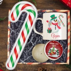 eJOYA Kişiye Özel Kupa Bardak & Baston Şeker Yastık & Yılbaşı Mumu Yeni Yıl Hediye Kutusu 116235