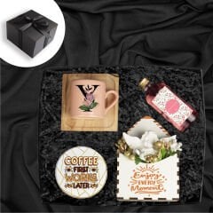 eJOYA Ahşap Kutusunda Kişiye Özel Harfli Türk Kahvesi Fincanı Mum Kolonya ve Melek Biblo Hediye Seti 116015