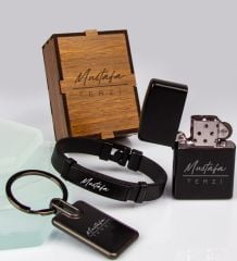 eJOYA Kişiye Özel Ahşap Kutuda Zippo Model Çakmak Anahtarlık Ve Bileklik Erkek Aksesuar Seti 83762