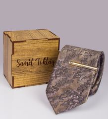 eJOYA Kişiye Özel Ahşap Kutuda Kravat & Kişiye Özel Kravat İğnesi Erkek Aksesuar Seti 111577