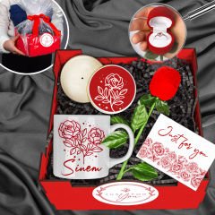 eJOYA Gül Kutusunda 925 Ayar Gümüş Yakut Yüzük & Kişiye Özel Kupa & Mum & Ahşap Hediye Sepeti 114748