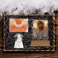 eJOYA Kişiye Özel Fotoğraflı Akrilik Çerçeve & Melek Kar Küresi Hediye Kutusu 113933