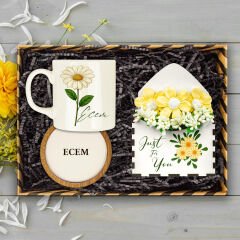 eJOYA Kişiye Özel Çiçek Tasarım Kupa & Bardak Altlığı & Papatya Figür Mektup Aranjmanı Hediye Kutusu 114042