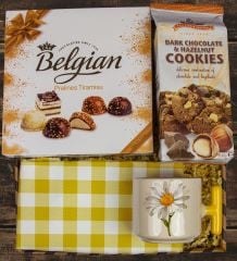 eJOYA Tiramisulu Belçika Çikolatası & Bitter Çikolata Fındık Kurabiye & Latte Kupa & Amerikan Servis Hediye Kutusu 111084