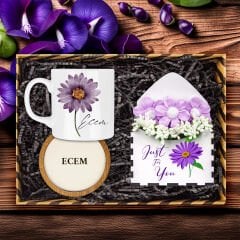 eJOYA Kişiye Özel Çiçek Tasarım Kupa & Bardak Altlığı & Papatya Figür Mektup Aranjmanı Hediye Kutusu 114043