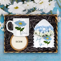 eJOYA Kişiye Özel Çiçek Tasarım Kupa & Bardak Altlığı & Papatya Figür Mektup Aranjmanı Hediye Kutusu 114044
