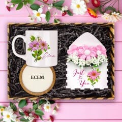 eJOYA Kişiye Özel Çiçek Tasarım Kupa & Bardak Altlığı & Papatya Figür Mektup Aranjmanı Hediye Kutusu 114045