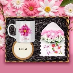 eJOYA Kişiye Özel Çiçek Tasarım Kupa & Bardak Altlığı & Papatya Figür Mektup Aranjmanı Hediye Kutusu 114046