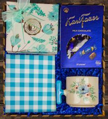 eJOYA Latte Kupa & Amerikan Servis & Fazer Sütlü Çikolata & Assorted Praline Çikolata Hediye Kutusu 111096