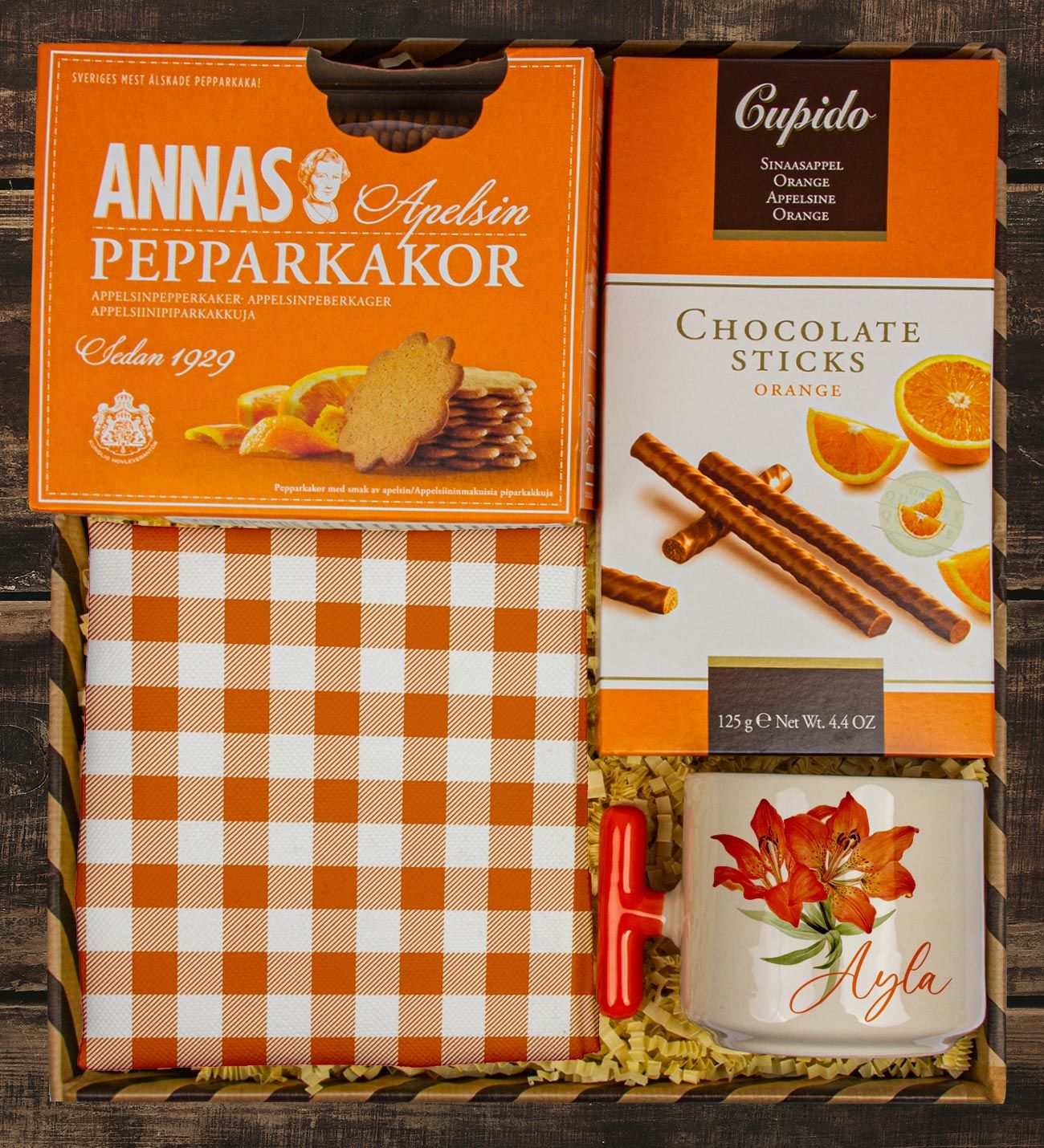 eJOYA Kişiye Özel Latte Kupa & Portakallı Çikolata & Portakallı Kurabiye & Amerikan Servis Hediye Kutusu 111106