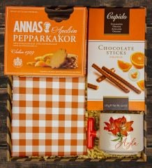 eJOYA Kişiye Özel Latte Kupa & Portakallı Çikolata & Portakallı Kurabiye & Amerikan Servis Hediye Kutusu 111106
