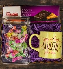 eJOYA Kişiye Özel Kupa & Toffe Meyveli Şeker & Choco Bitter Biscuit Hediye Kutusu 111110