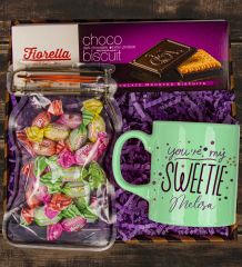 eJOYA Kişiye Özel Kupa & Toffe Meyveli Şeker & Choco Bitter Biscuit Hediye Kutusu 111111