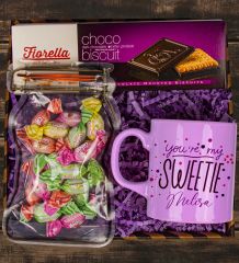 eJOYA Kişiye Özel Kupa & Toffe Meyveli Şeker & Choco Bitter Biscuit Hediye Kutusu 111112