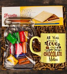 eJOYA Kişiye Özel Kupa & Tiamo Sütlü Kokolin Çikolata & Choco Beyaz Çikolatalı Biscuit Hediye Kutusu 111114